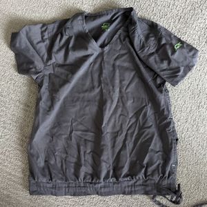 Iguana med scrub top.